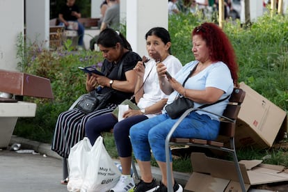 Tres mujeres en Las Arenas, en Getxo (Bizkaia).