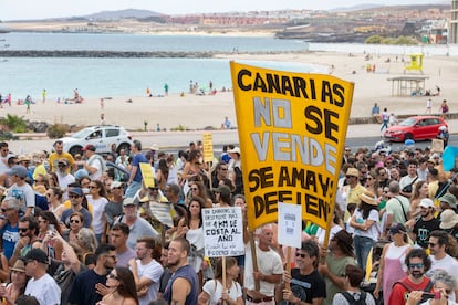 Decenas de personas protestan contra el turismo en masa, este sábado en Fuerteventura. 