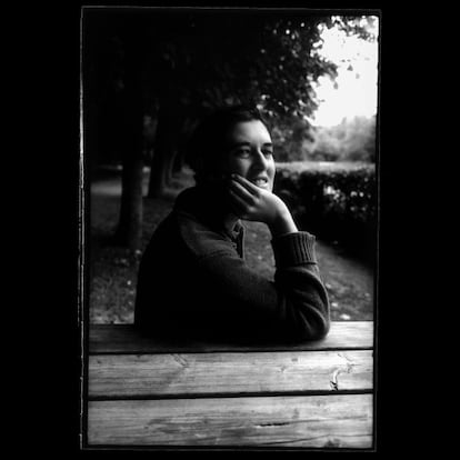"Las 'buenas' fotografías son las que nos son útiles para contar una historia. Las fotografías de un reportaje deben formar un relato visual nítido y comprensible, que ordene y dote de sentido gráfico la realidad a la que la fotografía te enfrenta. Se trata de interpretar esta realidad con las herramientas que el fotógrafo conoce bien. La fotografía, pues, no es la realidad en sí, sino una interpretación visual única y personalísima de esa realidad". Graduada en California en los noventa, Sofía Moro (1966) viajó al principio de su carrera a Guatemala para fotografiar un proyecto hospitalario y allí conoció a un colega, José Manuel Navia, que la marcó en un encuentro que ella considera fundamental. Y así aparece escrito en toda nota de prensa que anuncia su trabajo, como el de ahora en la FNAC de Madrid, dentro de Photoespaña 2014. Moro ha compaginado su trabajo para medios como El País Semanal, Vanity Fair o Vogue, con proyectos más personales, como 'Ellos y nosotros', que deriva en un libro homónimo donde recoge las fotografías e historias de veteranos de la Guerra Civil Española. En 2008 y en colaboración con Amnistía Internacional publicó el proyecto 'Defensores'. Sus fotografías se han expuesto en FotoPres'99, en el Centro Cultural de España en México, en PHotoEspaña o en la Galería Fernando Pradilla de Madrid. La imagen es más que un trabajo, asegura: "Las fotografías siguientes fueron realizadas para reportajes publicados en 'El País Semanal' en la última década. Yo creo que cuentan bien la historia que pretendieron narrar entonces, con respeto y con claridad. Ordenan lo que entonces vi y lo cuentan a mi manera".