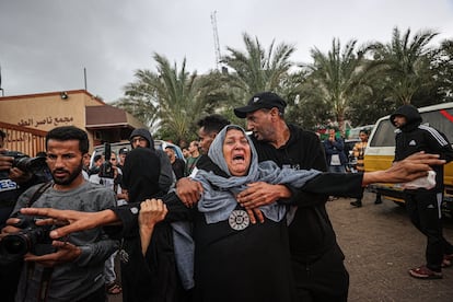 Familiares de las víctimas, asesinadas a causa de los ataques israelíes, lloran mientras sacan los cuerpos de la morgue para ser enterrados, este martes en Jan Yunis.