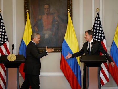 Iván Duque y Antony Blinken se saludan durante una declaración conjunta desde la Casa de Nariño, en Bogotá.