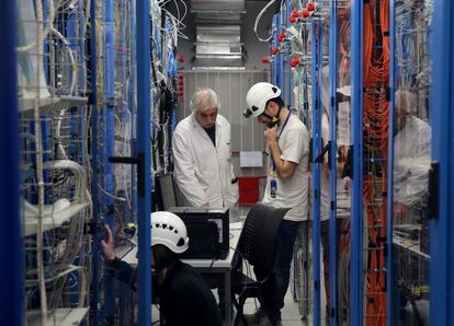 Técnicos controlan el cableado que recibirá toda la información que produzca el detector de partículas del experimento CMS.