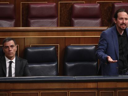 Pedro Sánchez y Pablo Iglesias durante una intervención del segundo en el Congreso de los Diputados.