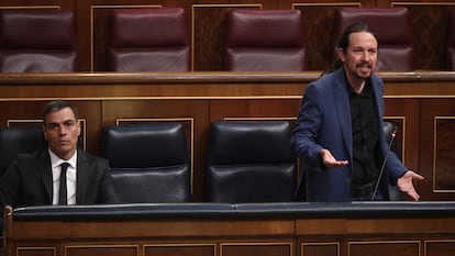 Pedro Sánchez y Pablo Iglesias durante una intervención del segundo en el Congreso de los Diputados.