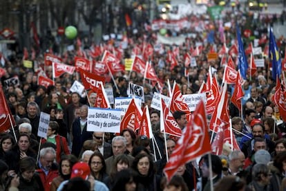 Manifestantes en defensa de los servicios públicos por la calle de Alcalá.