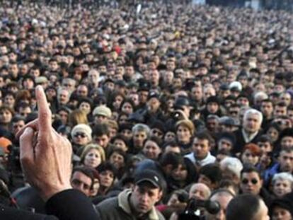 El líder opositor Petrosian se dirige a los manifestantes ayer en el centro de Yerevan
