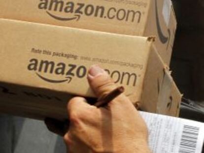 Una persona recogiendo unos paquetes de Amazon.