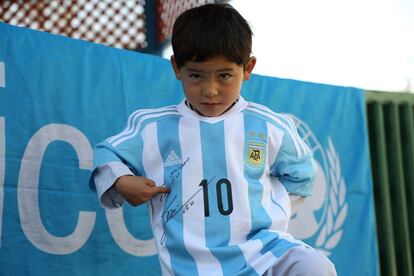 Murtaza amb la samarreta de Leo Messi.