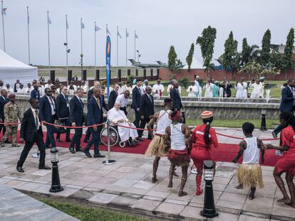 El Papa, a su llegada al aeropuerto de Kinshasha, capital de la República Democrática del Congo, este martes.