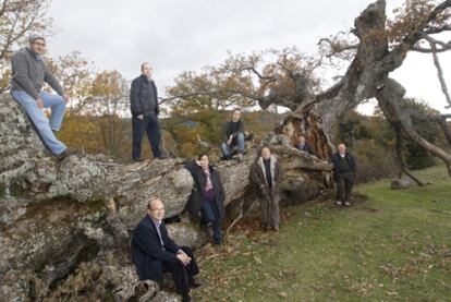 Varios de los implicados en este proyecto de recuperación de montes posan junto a un roble centenario caído en La Póveda (Soria).