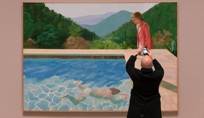 Un visitante fotografía 'Retrato de un artista (Piscina con dos figuras)', de obra de Hockney de 1972.