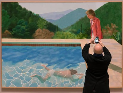 Un visitante fotograf&iacute;a &#039;Retrato de un artista (Piscina con dos figuras)&#039;, de obra de Hockney de 1972.