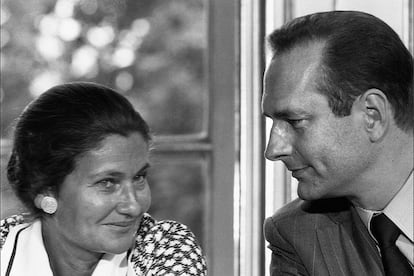 Simone Veil y Jacques Chirac en una rueda de prensa 1974.