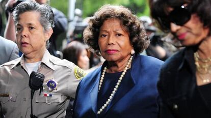 Katherine Jackson acude al juicio contra Conrtad Murray en 2011.