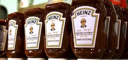 Botes conmemorativos de ketchup con la imagen de Warren Buffett en la jun ta Berkshire Hathaway de 2014