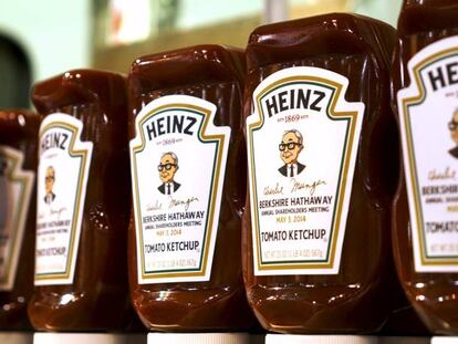 Botes conmemorativos de ketchup con la imagen de Warren Buffett en la jun ta Berkshire Hathaway de 2014