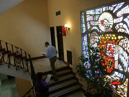 Vidriera con el escudo franquista en el Ayuntamiento de Marbella (Málaga).