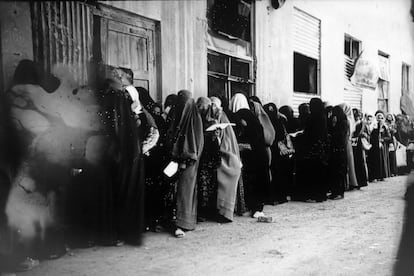 Un grupo de mujeres espera en una fila a recibir raciones de alimentos que distribuye una ONG, el pasado 28 de mayo. Antes del terremoto del 7 de octubre en el noroeste del país, que dejó más de 2.500 muertos y miles de damnificados, unos 15 millones de personas dependían de la asistencia humanitaria para subsistir, sobre una población de unos 40 millones, según el Programa Mundial de Alimentos de la ONU, que en septiembre se vio obligado a reducir de nuevo su asistencia alimentaria en el país. La desnutrición está por encima de los umbrales de emergencia en 25 de las 34 provincias. 