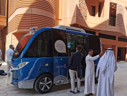 El coche autónomo Navya, en las calles de Masdar City.