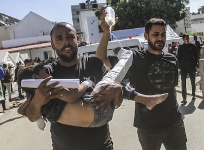 Ciudadanos palestinos trasladan a los heridos al hospital tras el ataque del ejrcito israel al campo de refugiados de Jabalia en el norte de Gaza, este lunes.