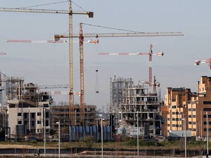 Bloques de viviendas en construcción en el barrio madrileño de El Cañaveral. 