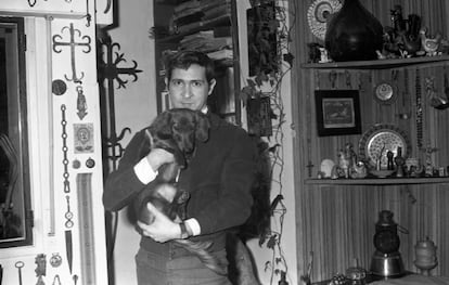 El escritor Antonio Gala posa en su domicilio con uno de sus perros en julio de 1963. 