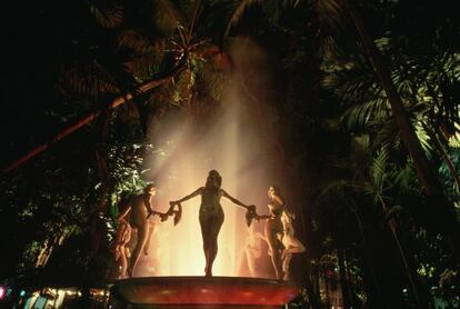 La Fuente de las Ninfas a la entrada de la sala de fiestas, una de las im&aacute;genes que simboliza a Tropicana. 