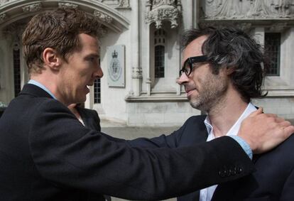 James Rhodes saluda a su amigo, el actor Benedict Cumberbatch, en Londres en 2015 tras obtener permiso de la Corte Suprema para publicar sus memorias, 'Instrumental' (donde cuenta los abusos sexuales que sufrió), que llegaron al número uno de ventas en España.