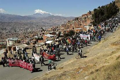 Decenas de manifestantes descienden desde la ciudad de El Alto en dirección a La Paz.