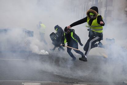 Philippe ha recordado además que ya se han emitido más de mil condenas y 5.600 órdenes de vigilancia y custodia desde el inicio de las movilizaciones de los chalecos amarillos. "No podemos aceptar que haya personas que se aprovechen de estas manifestaciones para romper, quemar (...). Vienen a romper, a saquear, a desafiar a las instituciones", ha reprochado.