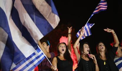 Los partidarios del 'no' celebran en Atenas la victoria en el referéndum.