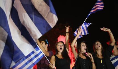 Los partidarios del &#039;no&#039; celebran en Atenas la victoria en el refer&eacute;ndum.