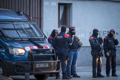 El operativo ha estado dirigido por el Juzgado número 3 de Badalona. En la imagen, varios oficiales de los Mossos d'Esquadra en el barrio de Sant Roc.