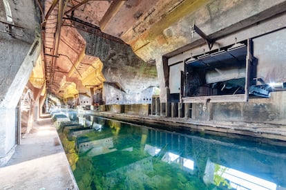 Terre Rouge (Luxemburgo). Este acumulador de mineral, construido en 1907, es el último vestigio de una enorme acería cerrada en 1977. Se sitúa en el límite de un polígono industrial, junto a una vía férrea en desuso. “Su demolición parece inminente, si es que no se ha producido ya. No obstante, algunas de las características estructuras de pórtico de acero se conservarán y reubicarán”, avanza el autor de la imagen, Francis Meslet. “Tras cruzar el estanque interior, nos encontramos en una especie de túnel de 150 a 200 metros de largo, separado en su centro por un estanque de agua estancada que recorre toda su longitud. A ambos lados hay dos estrechos caminos. El agua es cristalina y refleja la maquinaria que aún permanece. Todo un espectáculo para la vista”, subraya. El lugar es conocido por los fotógrafos, y su acceso es aparentemente sencillo, aunque resulta peligroso, sobre todo aventurarse por los niveles superiores. Aquí se rodó una secuencia de persecución de la película francesa ‘Ríos de color púrpura 2: Los ángeles del apocalipsis’.