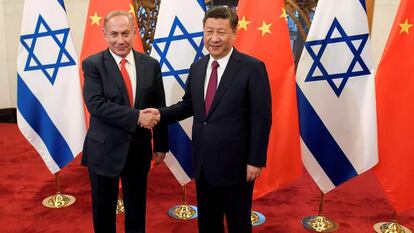 El primer ministro de Israel, Benjamin Netanyahu, y el presidente de China, Xi Jinping, se dan la mano durante la visita oficial de Netanyahu al país asiático.