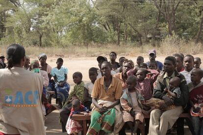 A su llegada al campo de Luwani desde Kapise u otros puntos de Malawi, los trabajadores de las agencias y organizaciones que gestionan el campo, como Acnur o Acción contra el Hambre, explican a los refugiados las normas del mismo, los enseres y alimentos que se les van a entregar y algunas instrucciones de higiene y saneamiento.