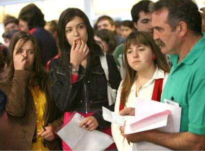 Estudiantes de Bachillerato antes de las pruebas de acceso a la universidad de la Facultad de Económicas del campus de Santiago.