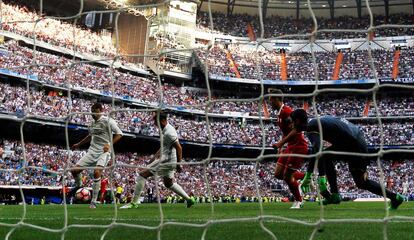 Cristiano Ronaldo (izqueirda) marca el segundo gol del Real Madrid.