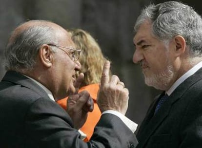 El presidente del Poder Judicial, Francisco Hernando, y el fiscal general del Estado, Cándido Conde-Pumpido, durante la entrega del Premio de Derechos Humanos Rey de España ayer en la Universidad de Alcalá de Henares.