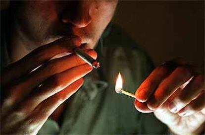 Un fumador enciende un cigarrillo.