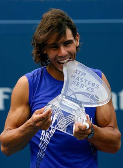 Nadal posa con el trofeo obtenido en el Masters Series de Toronto