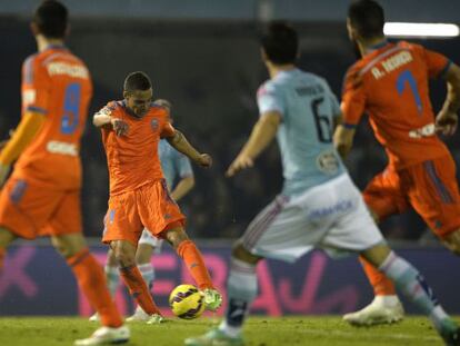 Rodrigo dispara para hacer el primero del Valencia.