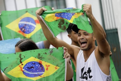 Familiares e amigos de Evaldo Rosa protestam após sepultamento de músico que morreu após ter o carro fuzilado por militares