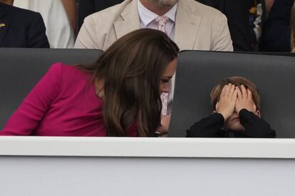 La duquesa de Cambridge. Kate Middleton, reconforta a su hijo de cuatro años, Louis, durante la celebración del Jubileo de Platino.