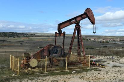 'Caballito' del campo petrolífero de Sargentes de Lora, con esta población burgalesa al fondo de la imagen.