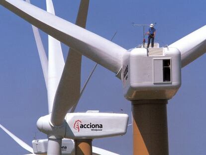 Instalaci&oacute;n de aerogeneradores fabricados por Acciona Windpower.