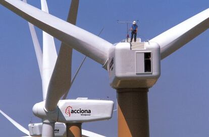 Instalación de aerogeneradores fabricados por Acciona Windpower.