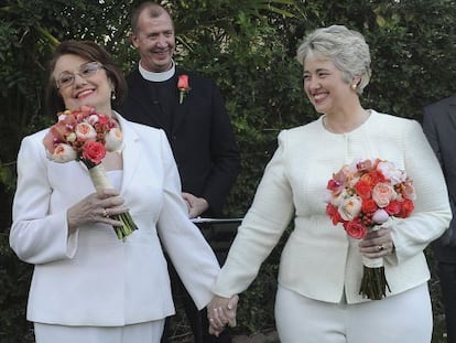 Annise Parker y su compa&ntilde;era Kathy Hubbard durante su boda