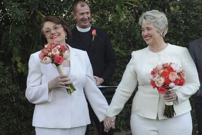 Annise Parker y su compa&ntilde;era Kathy Hubbard durante su boda