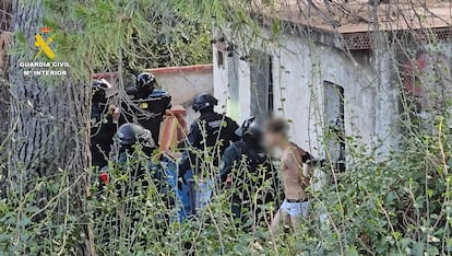 Agentes de la Guardia Civil detienen a uno de los dos presuntos agresores de la víctima, que falleció dos días después a consecuencia de las lesiones sufridas.